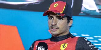 Vor Monaco-GP - Ferrari-Star Sainz verletzt sich – bei Benefiz-Kick! Vor Monaco-GP - Ferrari-Star Sainz verletzt sich – bei Benefiz-Kick!