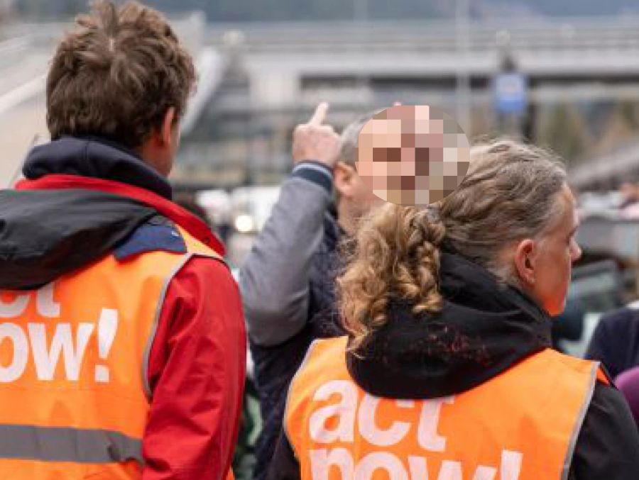 Für die Autobahn-Blockierenden gibt es zwei Mittelfinger eines Autofahrers.