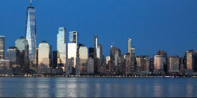 Die Skyline von Manhattan. New York könnte künftig stärker von Überflutungen betroffen sein als andere Küstenstädte. new york city überflutungen