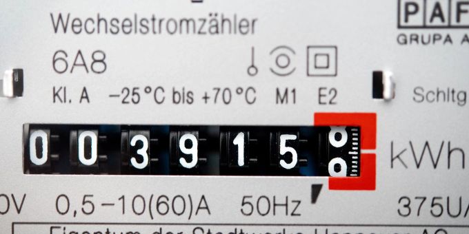 Ein Wechselstromzähler zeigt den aktuellen Zählerstand für den Stromverbrauch in Kilowattstunden an. Nachhaltigkeit