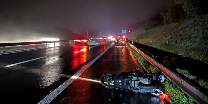 Mülligen/A3: Rollerlenker nach Kollision mit Auto schwer verletzt