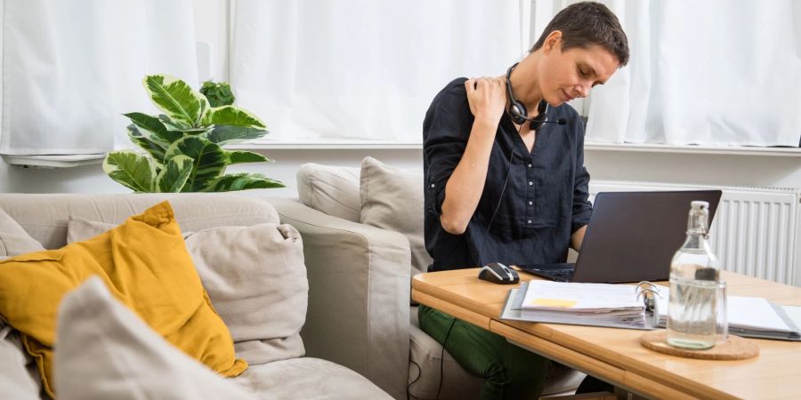 Arbeiten vom Sofa aus: Das klingt bequem, kann aber zu Verspannungen führen.