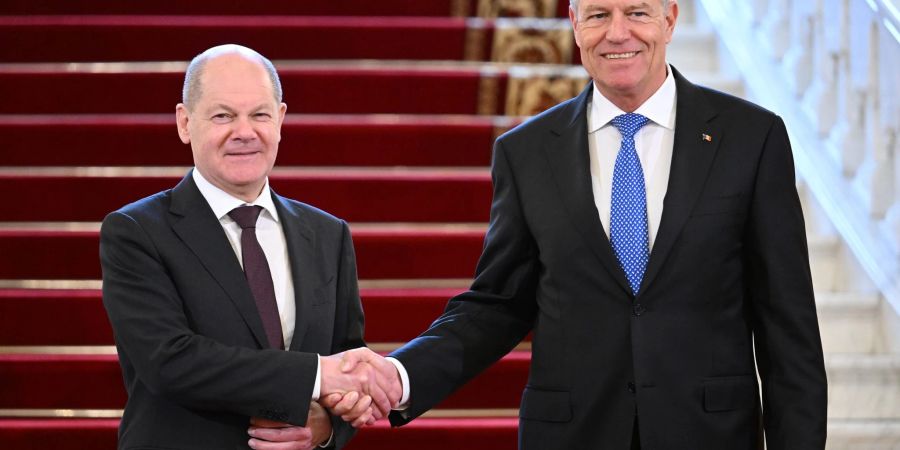 Bundeskanzler Olaf Scholz (SPD, l) und Klaus Iohannis, Präsident von Rumänien, während des Antrittsbesuchs des deutschen Politikers in der Ehrenhalle des Cotroceni-Palastes in Bukarest.