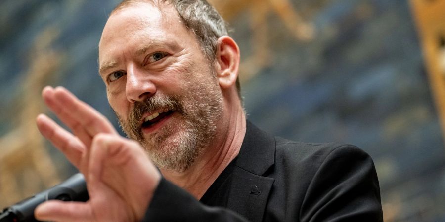 Der Künstler Liam Gillick steht zur Eröffnungs-Pressekonferenz zur Ausstellung «Liam Gillick. Filtered Time» im Pergamon-Museum».