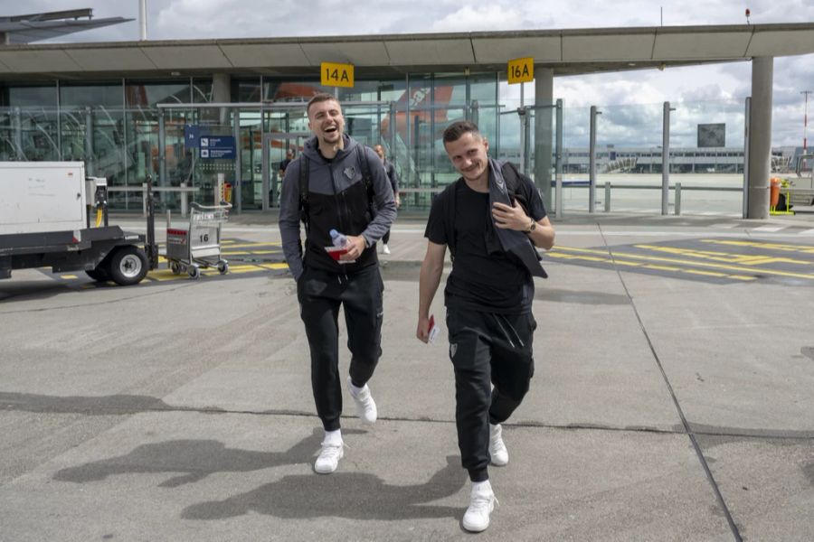 Taulant Xhaka und Darian Males am Flughafen Basel vor dem Abflug nach Florenz.