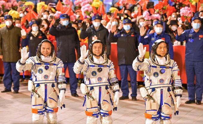 Diese drei Astronauten befinden sich momentan auf der chinesischen Raumstation: Fei Junlong (re.), Deng Qingming (mi.) und Zhang Lu (li.) Raumstation China