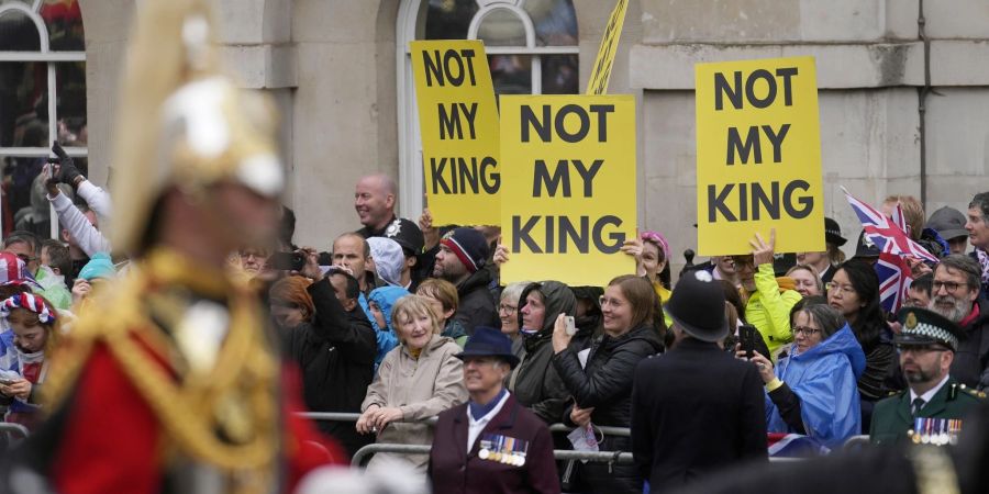 Anti-Monarchisten protestieren am Krönungstag in London.