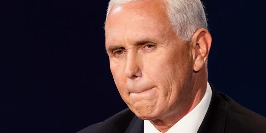 ARCHIV - Mike Pence, damaliger Vizepräsident der USA, reagiert während der TV-Vizepräsidentschaftsdebatte mit der demokratischen Kandidatin Harris. Pence drohen Medienberichten zufolge wegen der bei ihm entdeckten geheimen Regierungsdokumente keine strafrechtlichen Konsequenzen. Foto: Patrick Semansky/AP/dpa