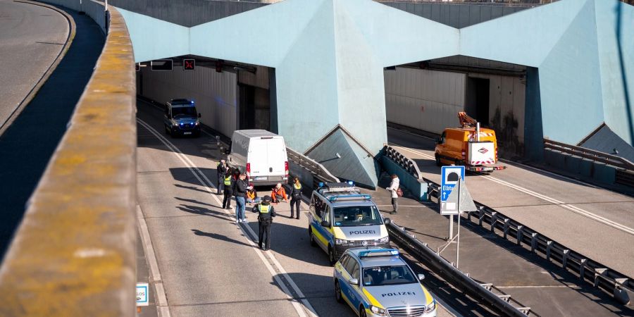 Klimaaktivisten haben sich auf der Fahrbahn vor dem Elbtunnel festgeklebt.