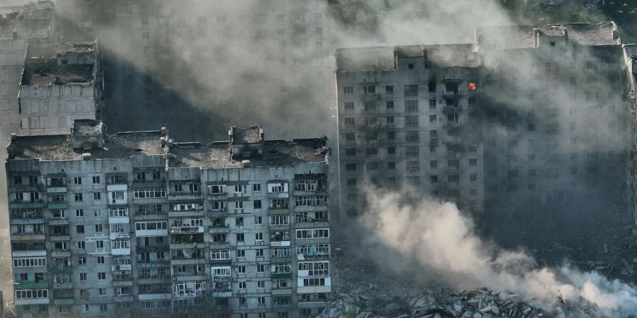 Rauch steigt aus Gebäuden der schwer umkämpften Stadt Bachmut im Osten der Ukraine auf.