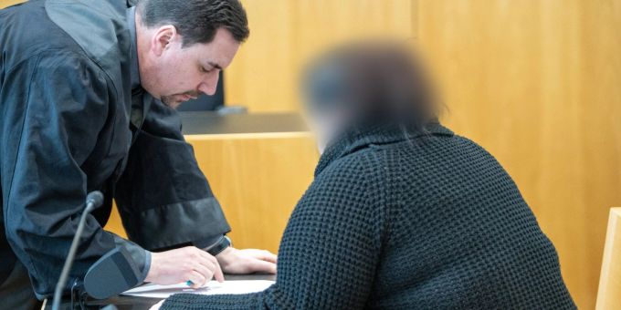 Der Rechtsanwalt Andreas Boukai spricht im Landgericht Augsburg mit seiner Mandantin. Der Rechtsanwalt Andreas Boukai spricht im Landgericht Augsburg mit seiner Mandantin.
