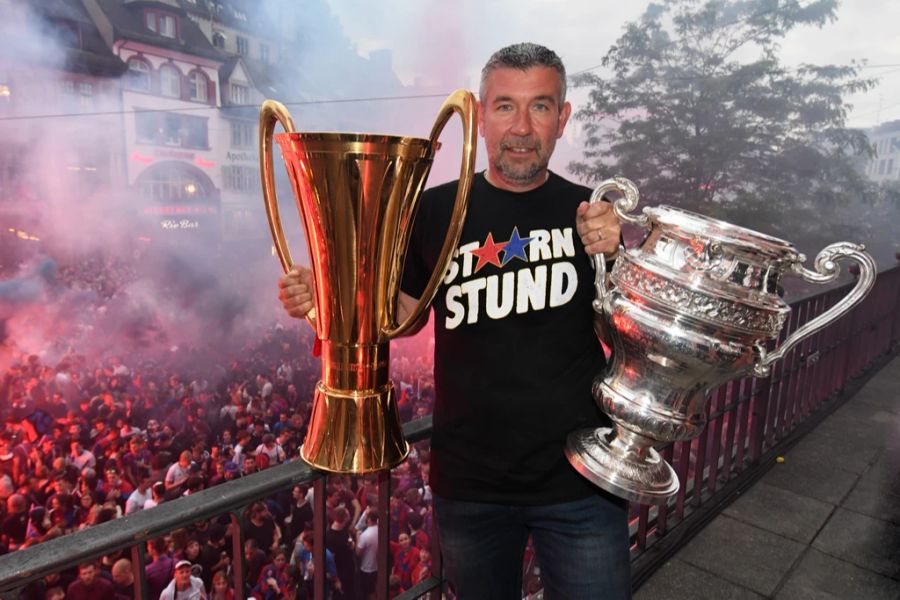 Nach einem Engagement beim FC Thun heuert Urs Fischer beim FC Basel an. Mit den Bebbi gewinnt er zweimal den Meistertitel und einmal den Cup.