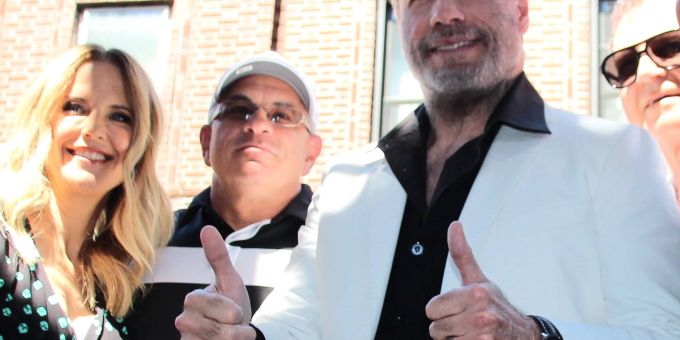 Ein Anzug, der von US-Hollywood-Star John Travolta (r) im Kultfilm «Saturday Night Fever» getragen wurde, wurde für rund 235.000 Euro versteigert. Ein Anzug, der von US-Hollywood-Star John Travolta (r) im Kultfilm «Saturday Night Fever» getragen wurde, wurde für rund 235.000 Euro versteigert.
