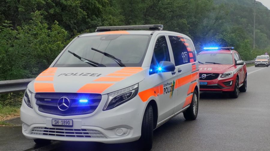 Die Polizei musste die Strasse für zwei Stunden sperren.