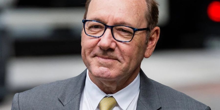 Kevin Spacey kam am heutigen Freitag lächelnd am Londoner Gerichtssaal an.