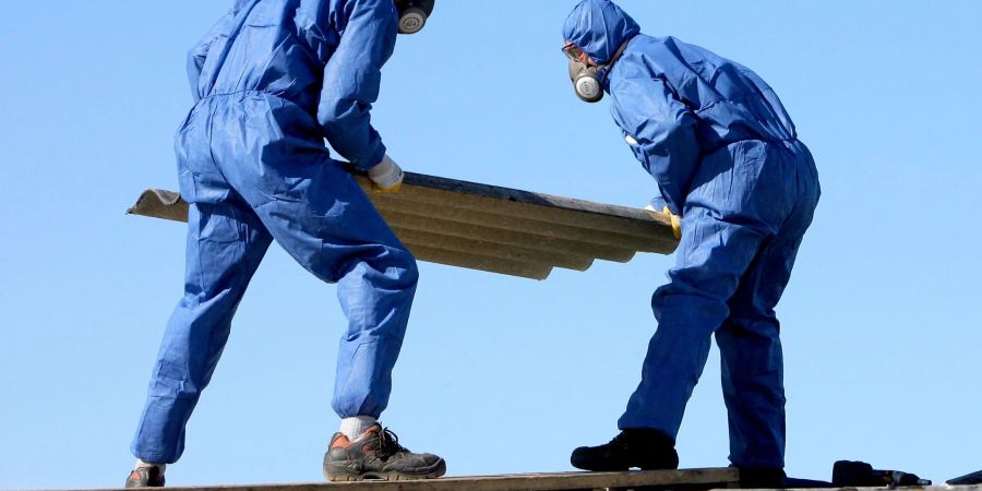 Einige Menschen sind bei der Arbeit Asbest ausgesetzt. Die EU-Staaten wollen den Grenzwert für die zulässige Asbestkonzentration nun um das Zehnfache senken.