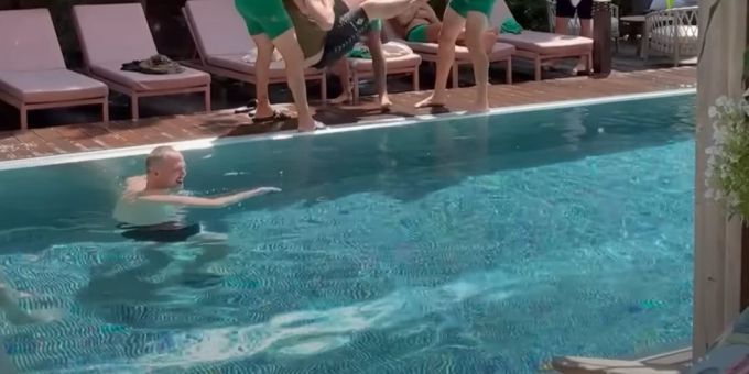 Ist das etwa Stefan Raab im Pool des SV Werder Bremen? werder bremen stefan raab