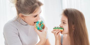 Mutter und Tochter mit Donuts