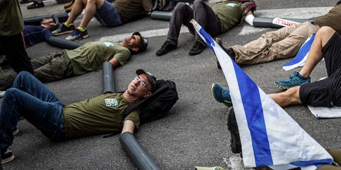Israelische Reservisten der Armee blockieren den Eingang zu einem Militärstützpunkt. Foto: Ilia Yefimovich/dpa israel