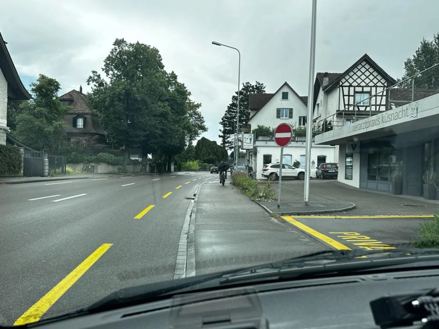 Der Radweg ist frei, und doch fährt dieser Velofahrer lieber auf dem Trottoir.