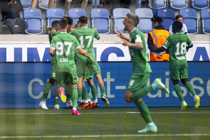 Die Spieler von Yverdon jubeln über den späten Siegtreffer. Supüer League