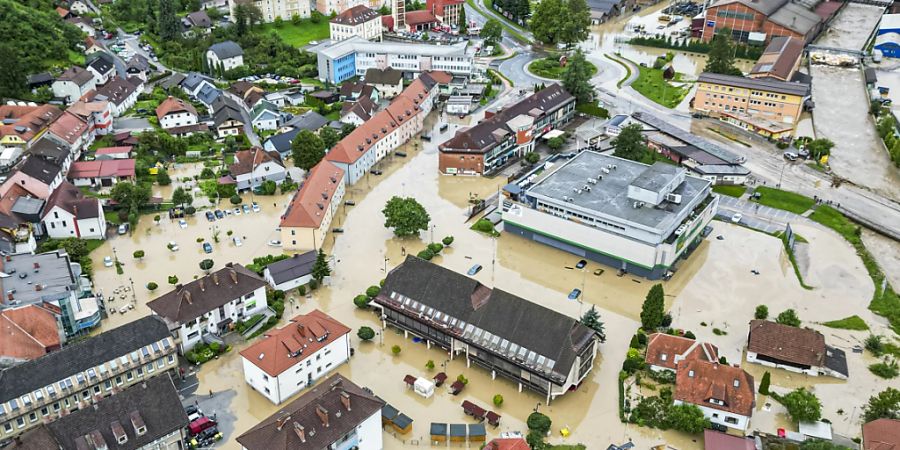 Ravne na Koroskem, rund 60 Kilometer nordöstlich von Ljubljana, steht unter Wasser. Foto: Gregor Ravnjak/AP/dpa