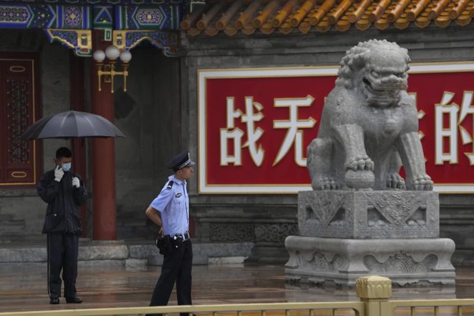Die Behörden halten die Bevölkerung an, das Haus nur im Notfall zu verlassen. Im Bild ein Polizeibeamter in Peking am 29. Juli, 2023. (AP Photo/Ng Han Guan) China Daily Life Weather