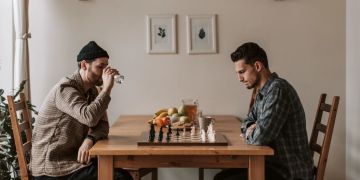 Zwei Männer spielen Schach