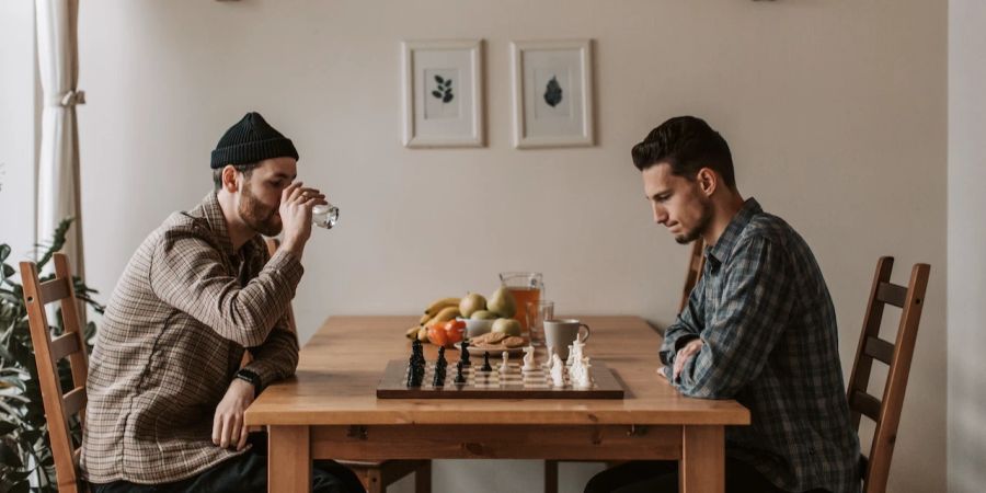 Zwei Männer spielen Schach