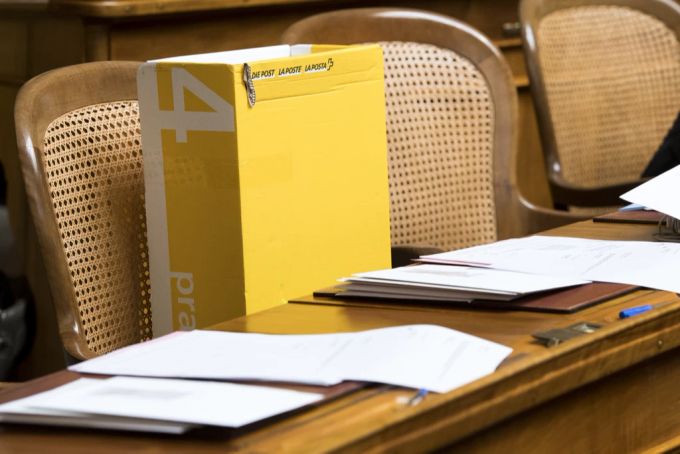 Ein Päckli der Post im Schweizer Nationalrat. pakete briefe