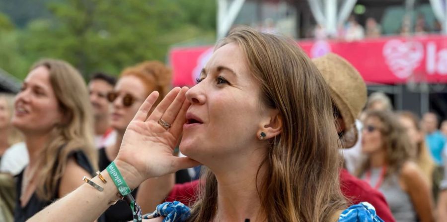 Eine Besucherin am Lakelive Festival 2023.