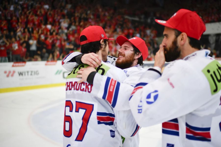 Grosse Emotionen bei Florian Schmuckli (Nummer 67) und seinen Teamkollegen nach dem Aufstieg mit den Rapperswil-Jona Lakers in die National League im April 2018.