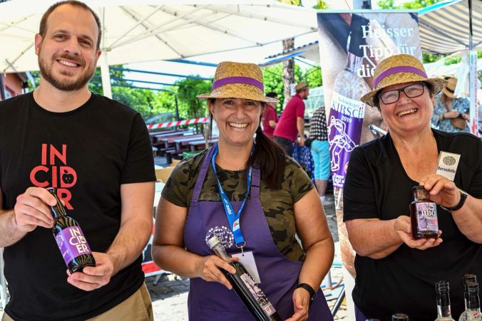 Arwed, Michaela und Bernadette veredeln Kirschen zu erstklassigen Produkten.