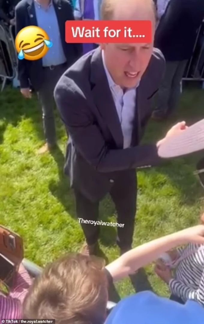 Prinz William ist zu Scherzen aufgelegt. Prinz William