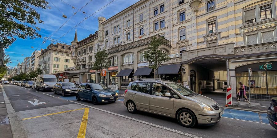 Verkehr bei der Hirschmattstrasse in der Stadt Luzern.