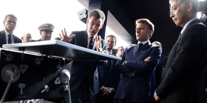 Der Präsident von CNES, Philippe Baptiste, und der Präsident der Japanischen JAXA, Hiroshi Yamakawa, rechts, zeigen dem französischen Präsidenten Emmanuel Macron, zweiter von rechts, ein Modell eines Rovers, der für das Projekt Marsmonde eXploration (MMX) entwickelt wurde, auf der internationalen Luft- und Raumfahrtmesse in Le Bourget. (Ludovic Marin, Pool via AP) France Paris Air Show