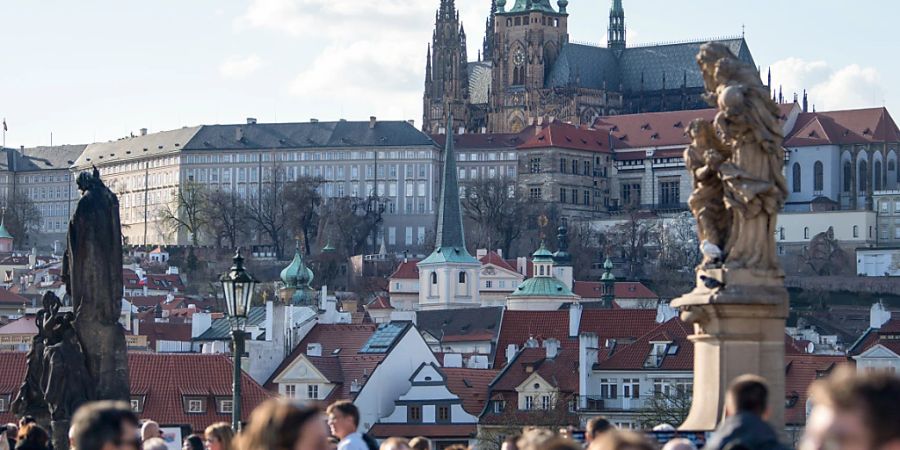 ARCHIV - Touristen über der Karlsbrücke: Im Hintergrund ist die Prager Burg zu sehen (Symbolbild). Foto: Monika Skolimowska/dpa