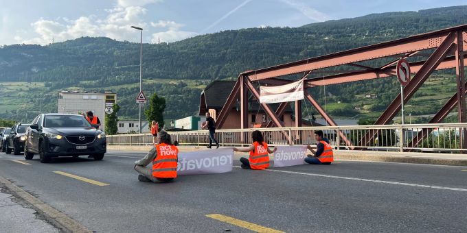 Klimaaktivisten blockieren die Rhone-Brücke in Sitten VS. Renovate Switzerland
