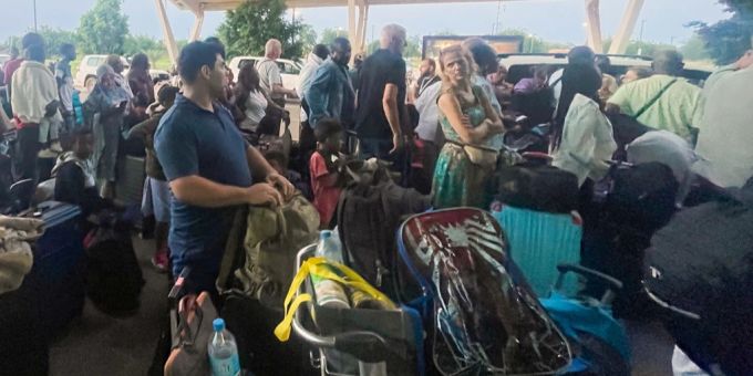 Menschen warten darauf, aus dem Niger evakuiert zu werden. Niger