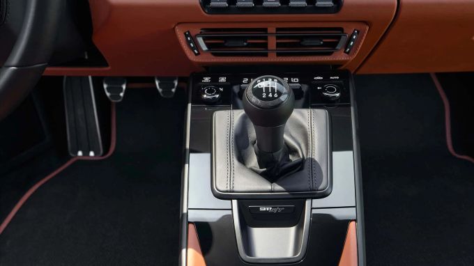 Die manuelle Sechsgang-Getriebe ist die einzige Option für den analogen S/T – die Puristen freut es Porsche 911 S/T