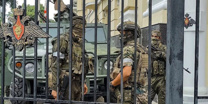 Kämpfer der Söldnergruppe Wagner bewachen einen Bereich in Rostow am Don. Kämpfer der Söldnergruppe Wagner bewachen einen Bereich in Rostow am Don.