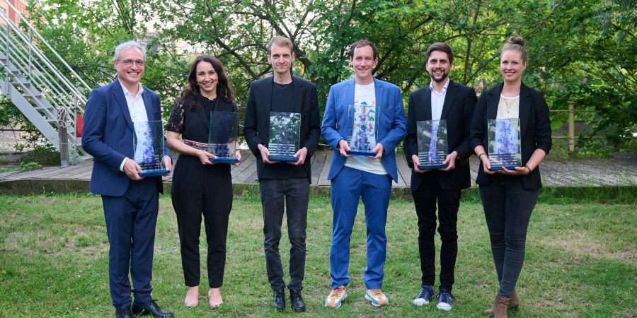 Die Preisträger: Daniel Brössler (l-r), Dunja Ramadan, Moritz Aisslinger, Jan Georg Plavec, Simon Koenigsdorff und Julia Ruhnau.