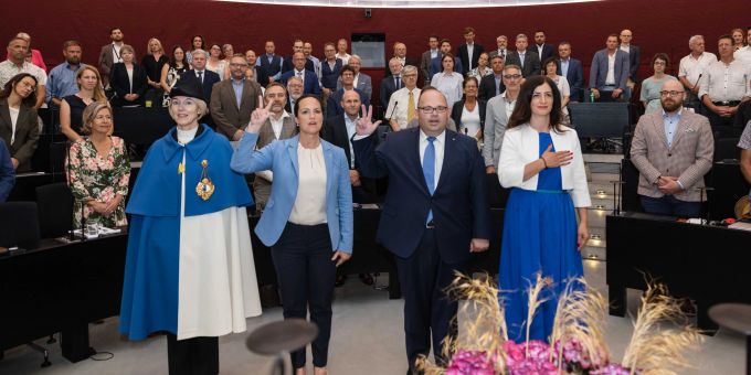 Vereidigung der drei neuen Regierungsmitglieder. Personen werden vereidigt