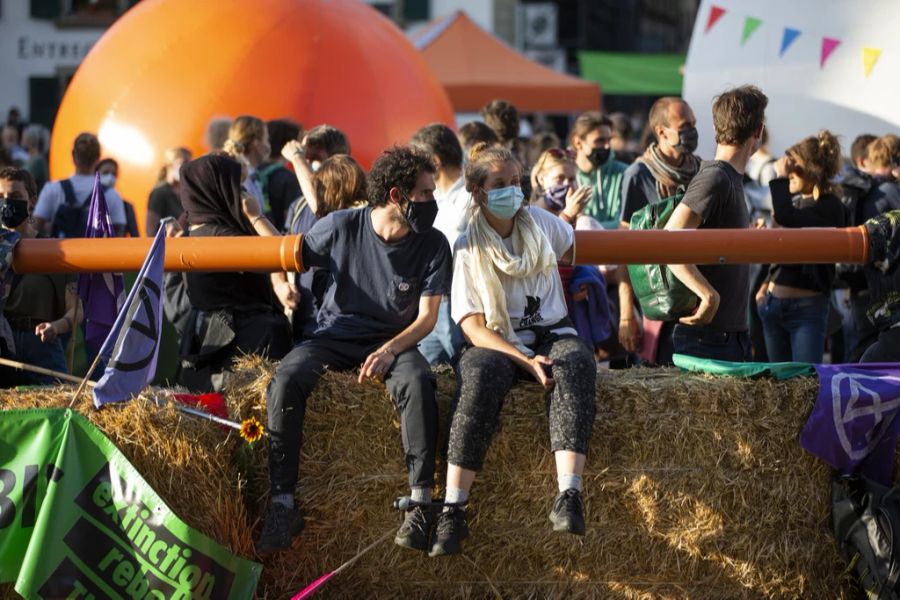 Klimaaktivisten blockieren den Bundesplatz während der Herbstsession 2020. Nach der Aktion hat die Stadtregierung das Reglement gändert. (Archivbild)