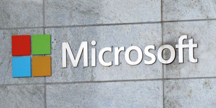 Das Microsoft-Logo ist an einem Firmengebäude zu sehen.