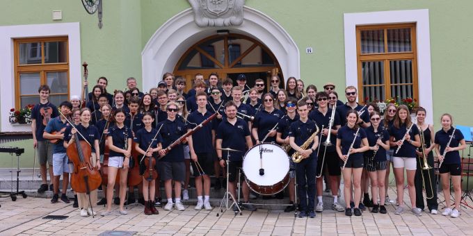 Jugendorchester und Blasorchester Cham Hünenberg beim Gruppenbild in Waldmünchen. Jugendorchester und Blasorchester Cham Hünenberg