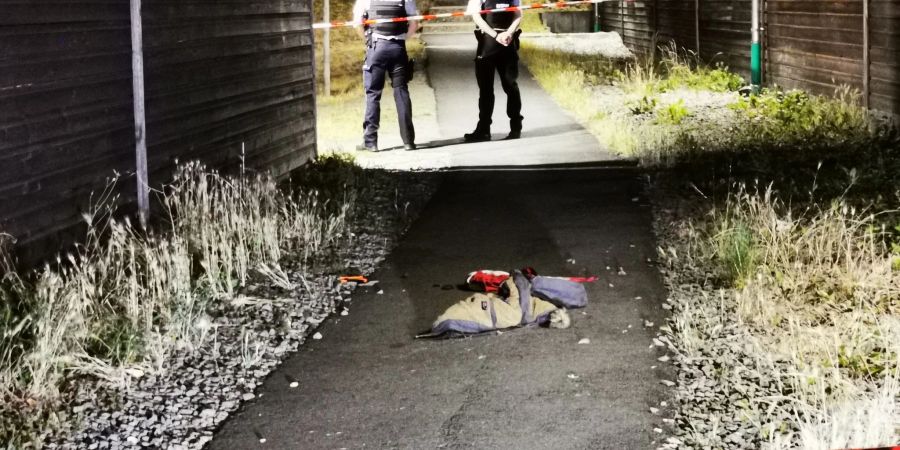 Polizisten stehen am Tatort in Mülheim an der Ruhr.