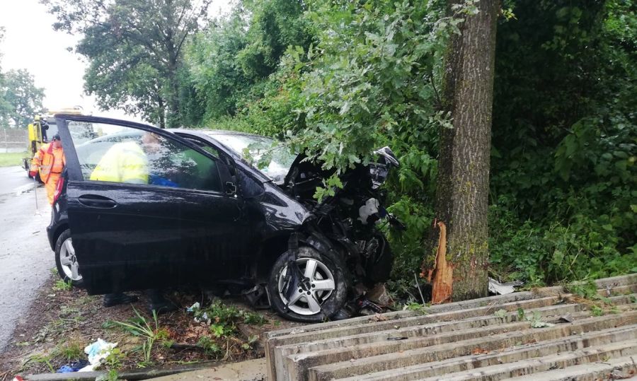 Das Unfallfahrzeug war gegen einen Baum geprallt.