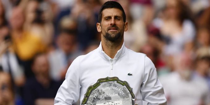 Ungewohnter zweiter Platz: Novak Djokovic bei der Siegerehrung vom Wimbledon-Finale. Novak Djokovic