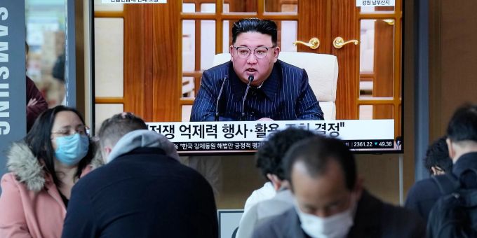 Fernsehbilder im Bahnhof von Seoul zeigen den nordkoreanischen Machthaber Kim Jong Un. Fernsehbilder im Bahnhof von Seoul zeigen den nordkoreanischen Machthaber Kim Jong Un.